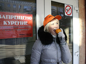 Курить нельзя, а мандарины лопать можно. Фото: Антон ПИКУС