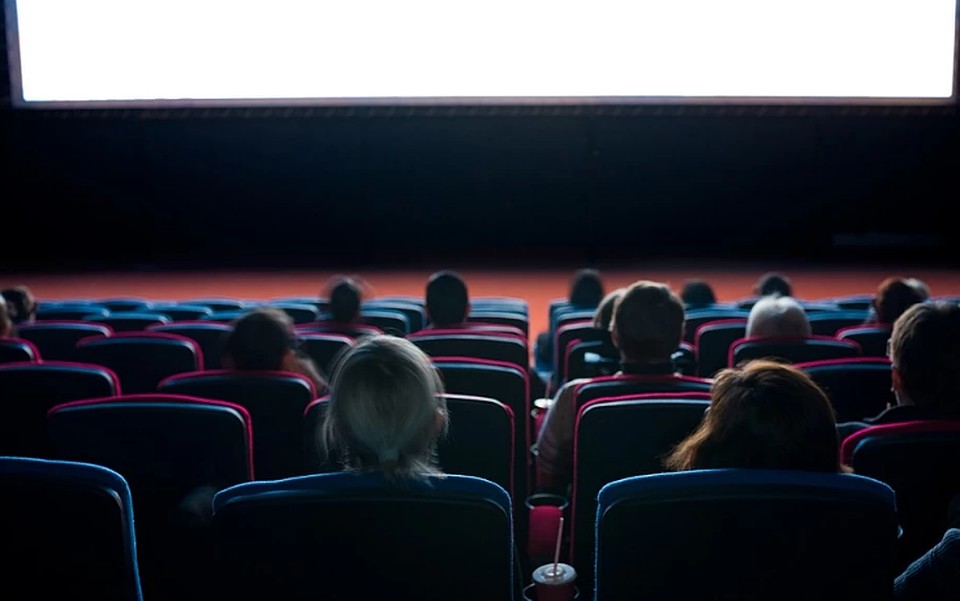 Фото из кинотеатра во время сеанса